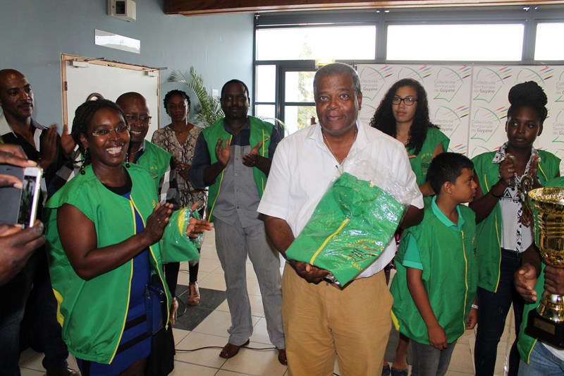 Jean-claude LABRADOR a reçu une veste de la Ligue de Karaté de Guyane