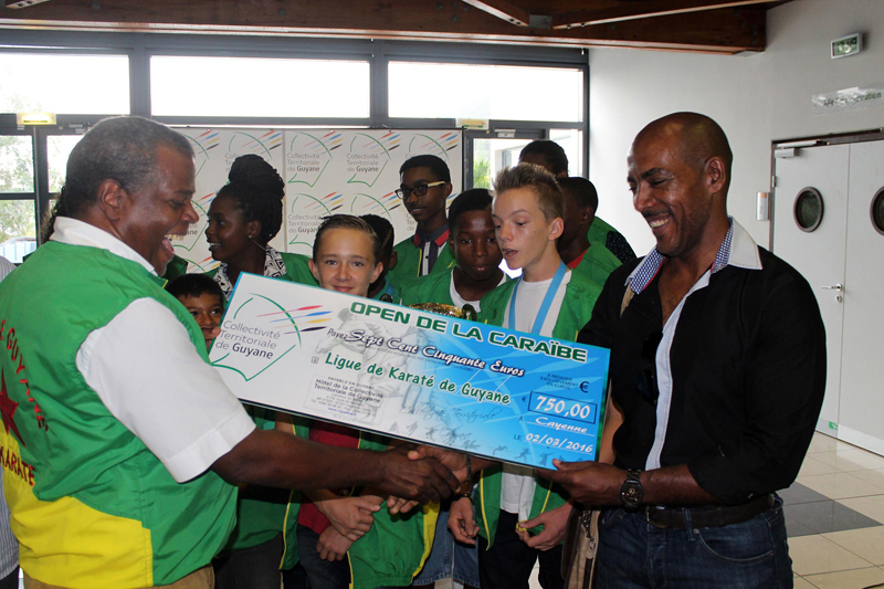 Remise d'un chèque de 750€ pour la ligue de Karaté de la Guyane