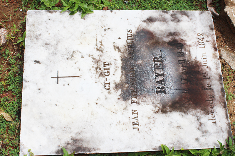 La tombe la plus ancienne du cimetière de Kourou datant de 1847