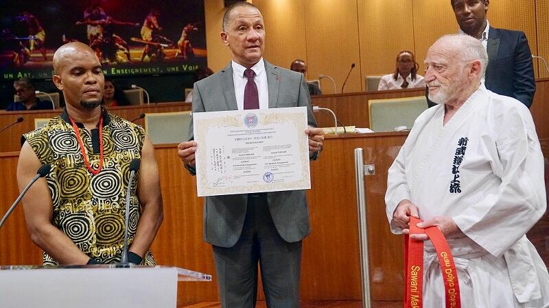 Remise du titre de "Hanshi" au Fondateur du Djokan, Yannick Théolade