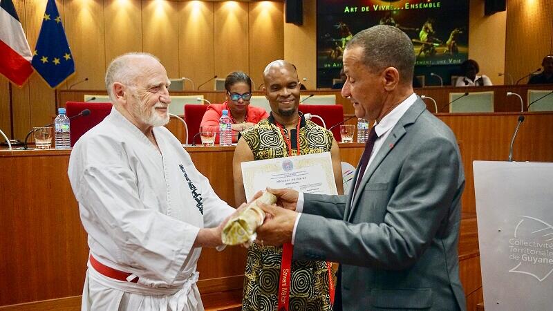 Remise du titre de "Hanshi" au Fondateur du Djokan, Yannick Théolade par  le Président de la CTG 6