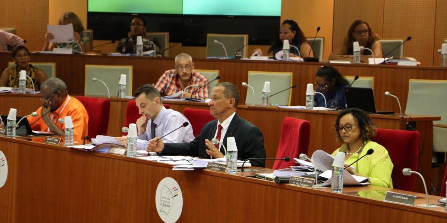 L’Assemblée de Guyane a adopté ce mercredi 20 mars, 2019 le budget primitif de la Collectivité Territoriale de Guyane s’élevant à 560 990 989,62 euros, qui se décompose en termes de mouvements réels en une section de fonctionnement de 379 286 041,80 euros et une section d’investissement de 97 647 634,68 euros.