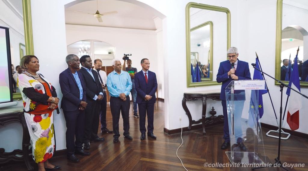 Attentive à la Présentation de la Réorganisation des services de l'Ėtat en Guyane