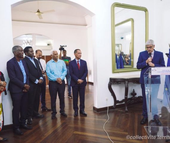 Attentive à la Présentation de la Réorganisation des services de l'Ėtat en Guyane