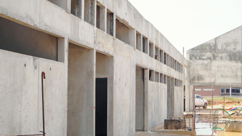 visite du chantier du hall sportif d’Apatou, dans l’enceinte du collège Ma Aiye