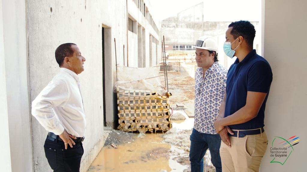 visite du chantier du hall sportif d’Apatou, dans l’enceinte du collège Ma Aiye