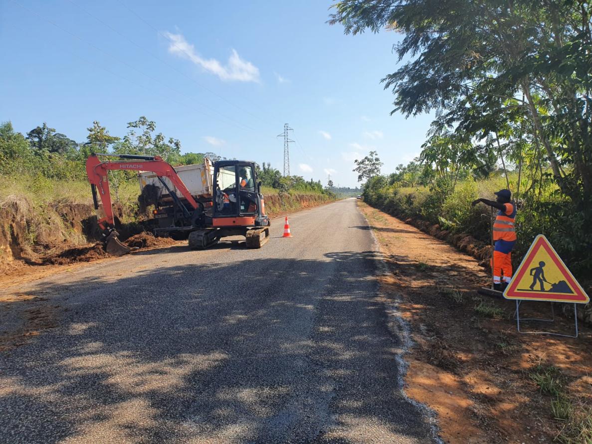 [Aménagement] Les travaux de réfection de la route d’Apatou sont en ...