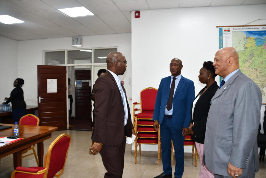 Le président Gabriel Serville rencontre David Abiamofo, Ministre des ressources naturelles