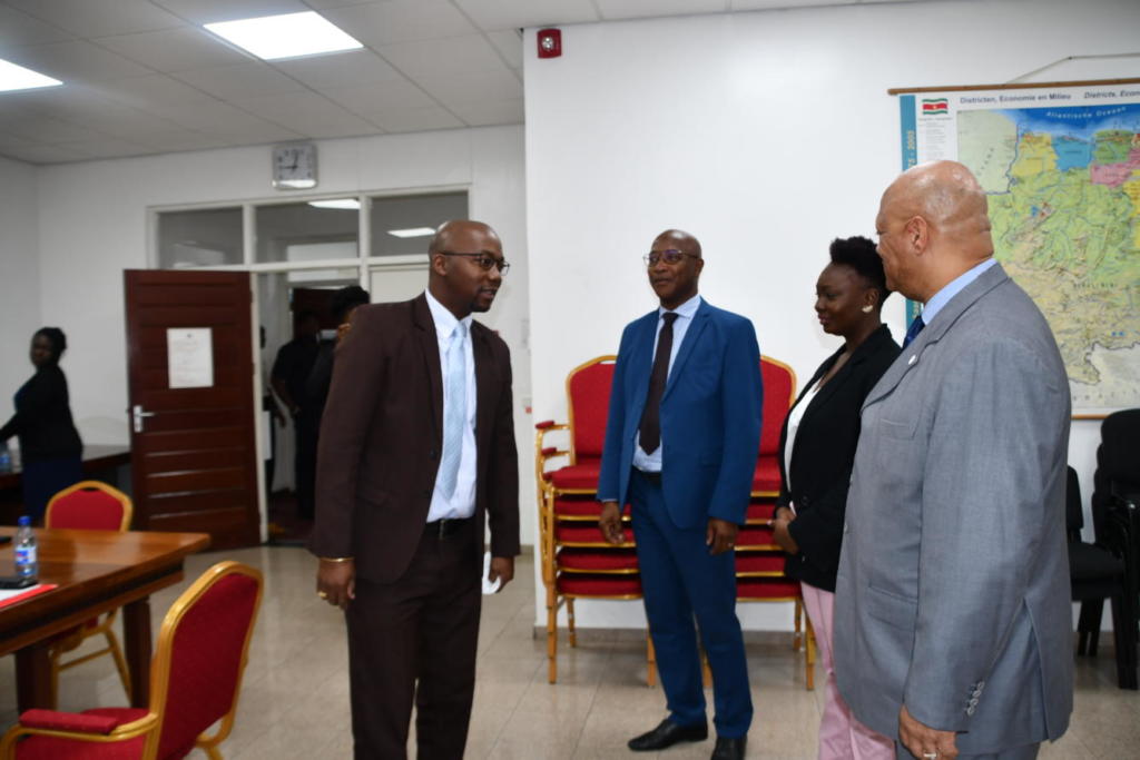 Le président Gabriel Serville rencontre David Abiamofo, Ministre des ressources naturelles